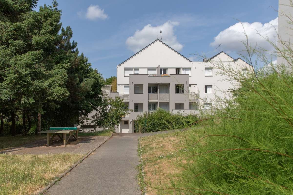 Vue d'ensemble, espace vert, double teinte des façades